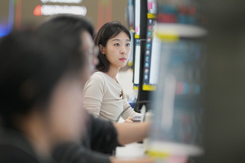 Asian shares mostly gain and oil slips