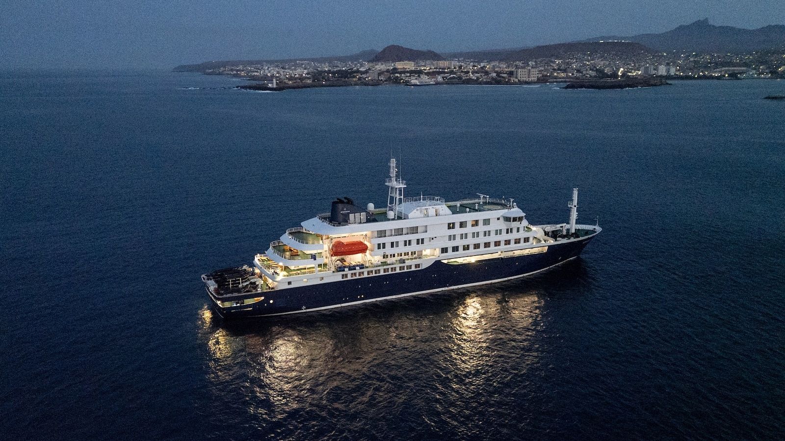 3 evacuated off cruise ship with suspected hantavirus cluster, WHO says