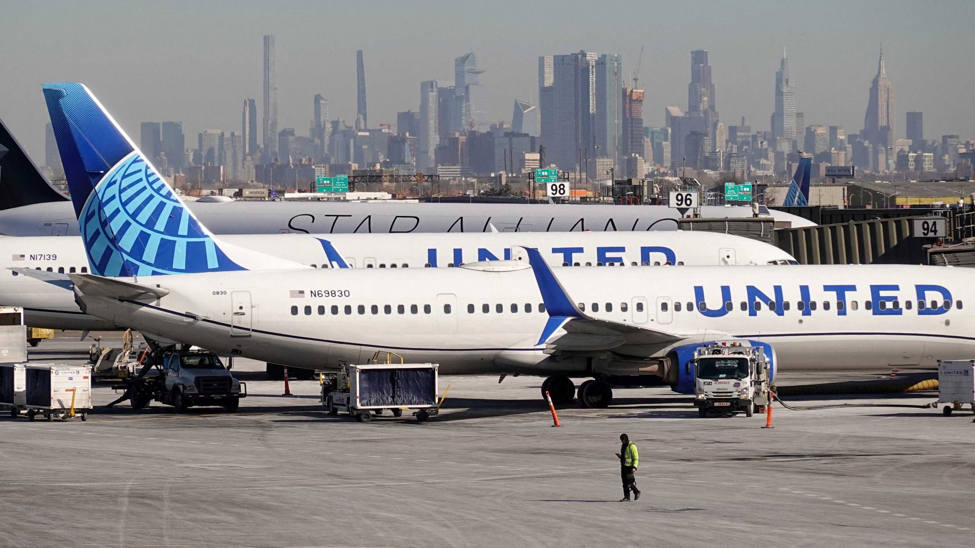 United flight clips light pole while landing at New Jersey airport